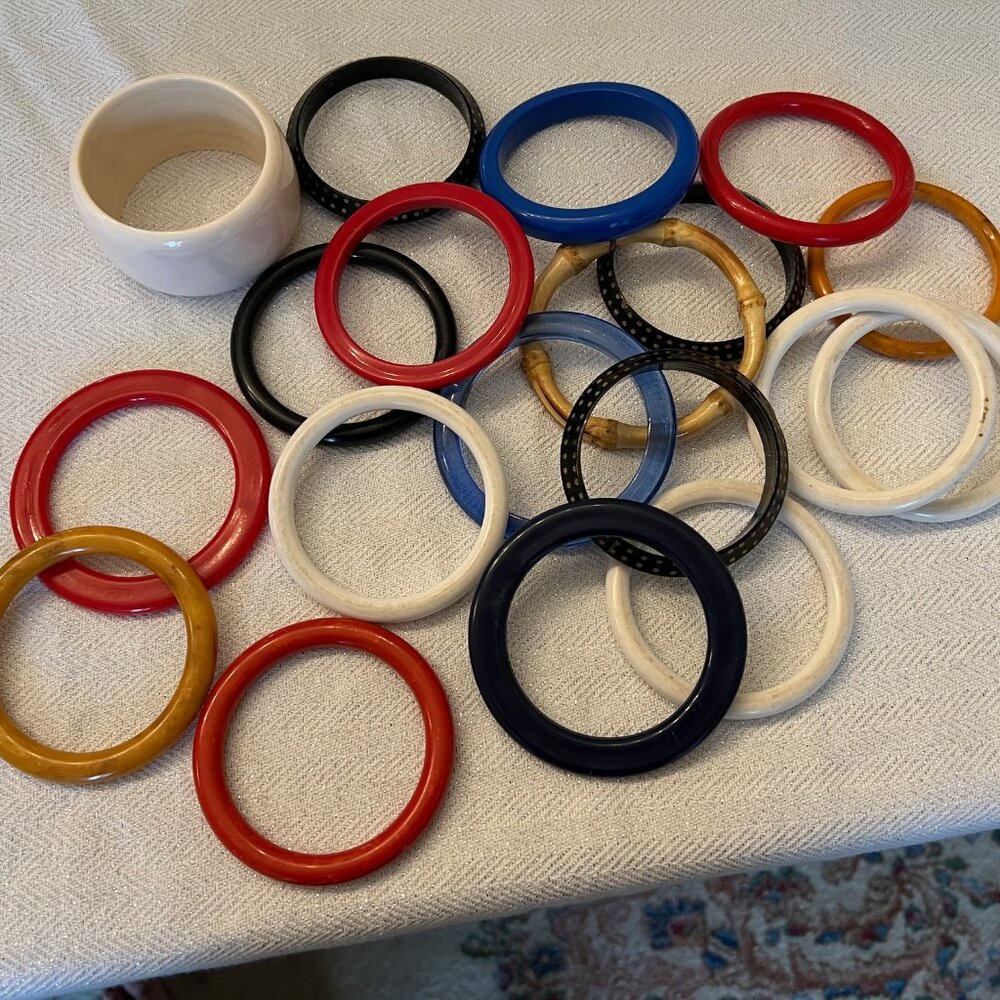 Assorted vintage bangles